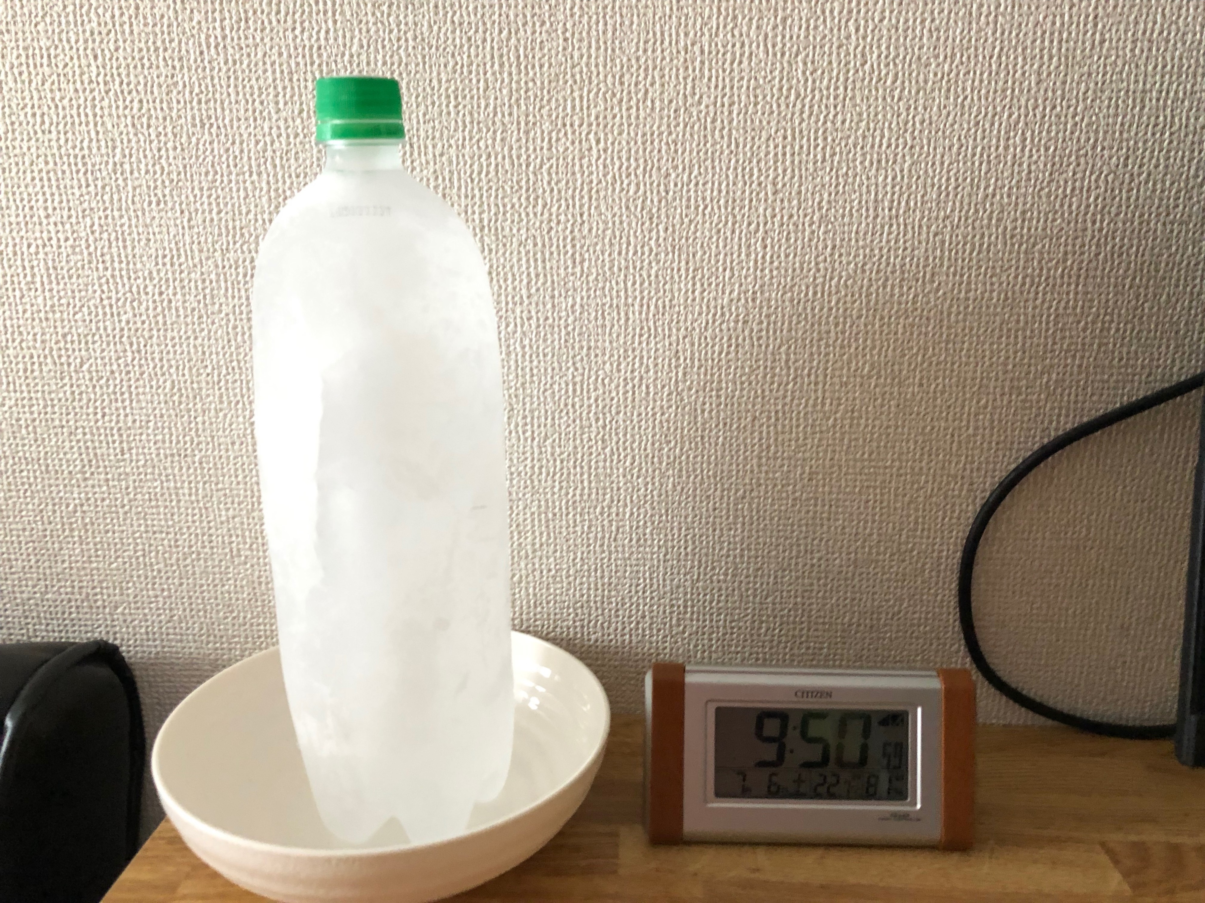 凍らせたペットボトルで部屋の湿度が下がるかやってみた 効果あります サンパチブログ